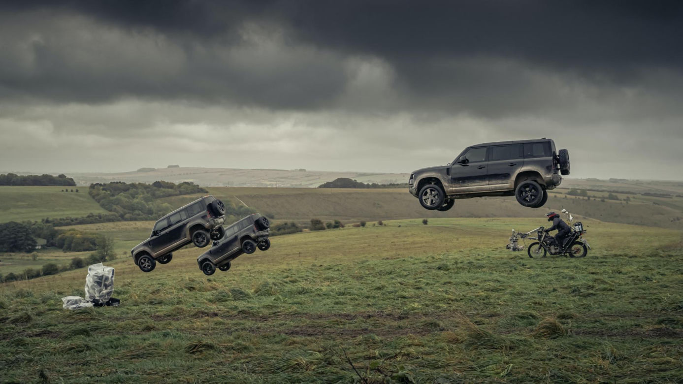Lata, dachuje i dalej jedzie. Nowy Land Rover Defender jest niezniszczalny
