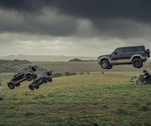 Lata, dachuje i dalej jedzie. Nowy Land Rover Defender jest niezniszczalny