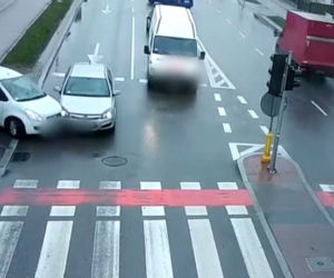 Ełk: Zderzenie samochodów zagroziło rowerzyście. Uratował go sygnalizator 