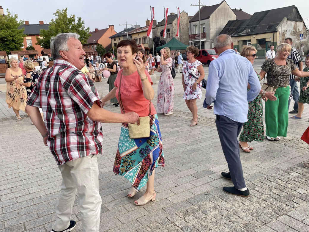 POTAŃCÓWKA NA RYNKU. Tak bawią się mieszkańcy Starachowic