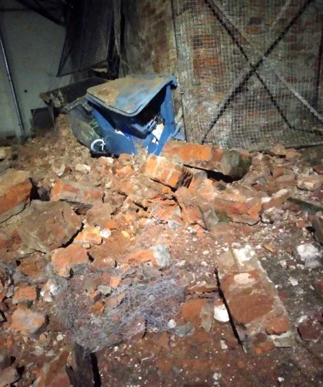 O krok od tragedii! Runął kilkunastometrowy mur na Bednarskiej