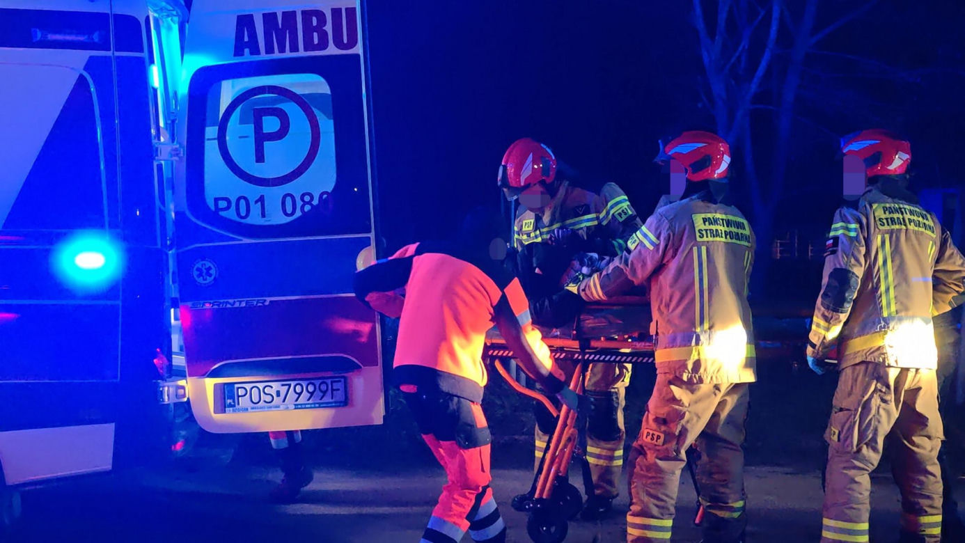 Dachował i wpadł do rzeki