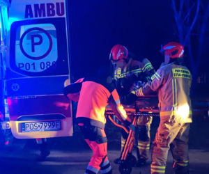 Dachował i wpadł do rzeki