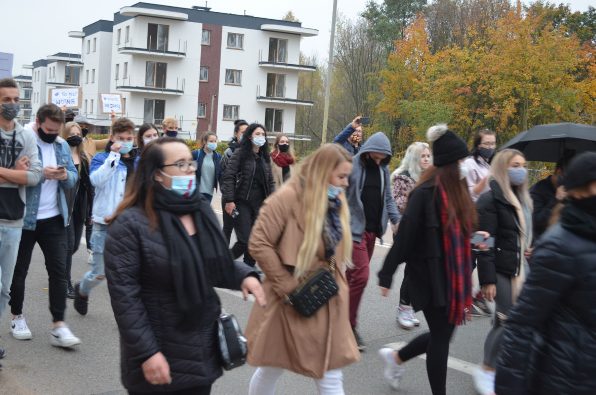 "Z KOBIETAMI NIE WYGRACIE" w Starachowicach też protestowali przed biurami posłów PiS 