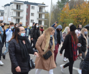 Z KOBIETAMI NIE WYGRACIE w Starachowicach też protestowali przed biurami posłów PiS 