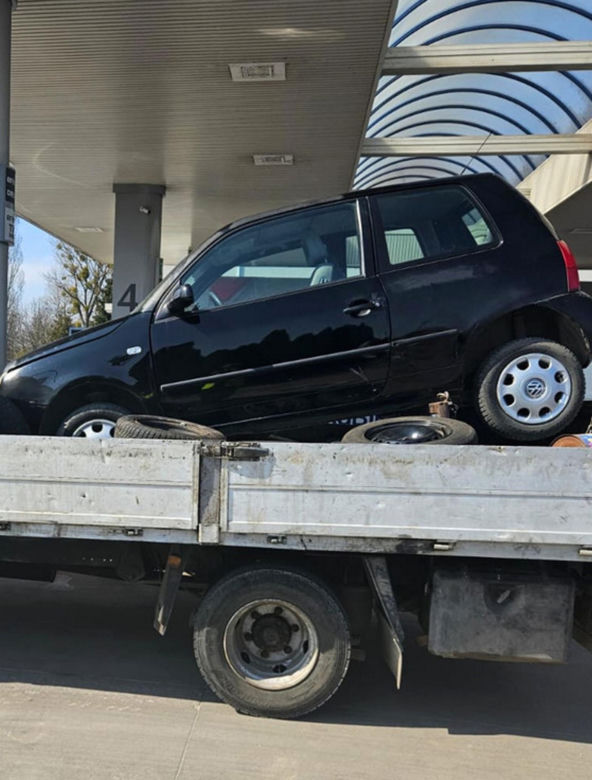 Załadował samochód na pakę i „zabezpieczył” go… butlami z gazem. Policjanci oniemieli
