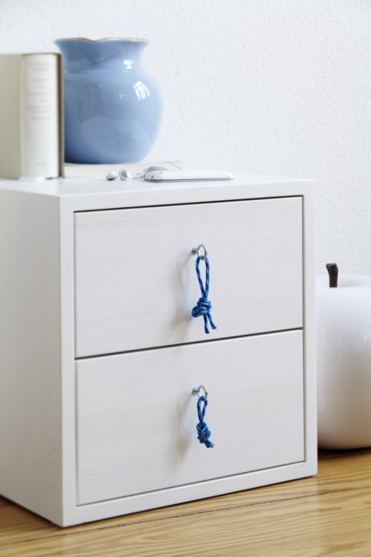 Dodatki w stylu marynistycznym DIY: komódka z uchwytami ze sznura