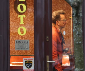 Paweł Wilczak szuka złota w w lombardzie