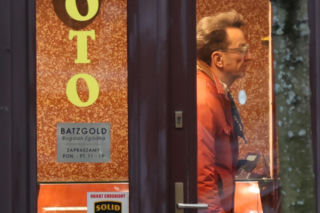 Paweł Wilczak szuka złota w w lombardzie