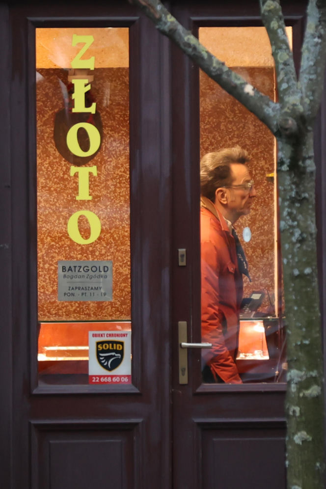 Paweł Wilczak szuka złota w w lombardzie