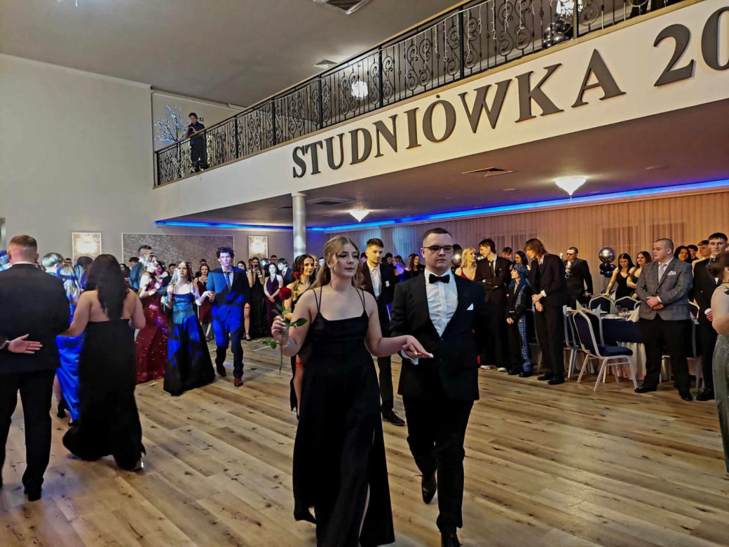 Dwa polonezy na studniówce bydgoskiej Handlówki. W jednym pomogli nauczyciele