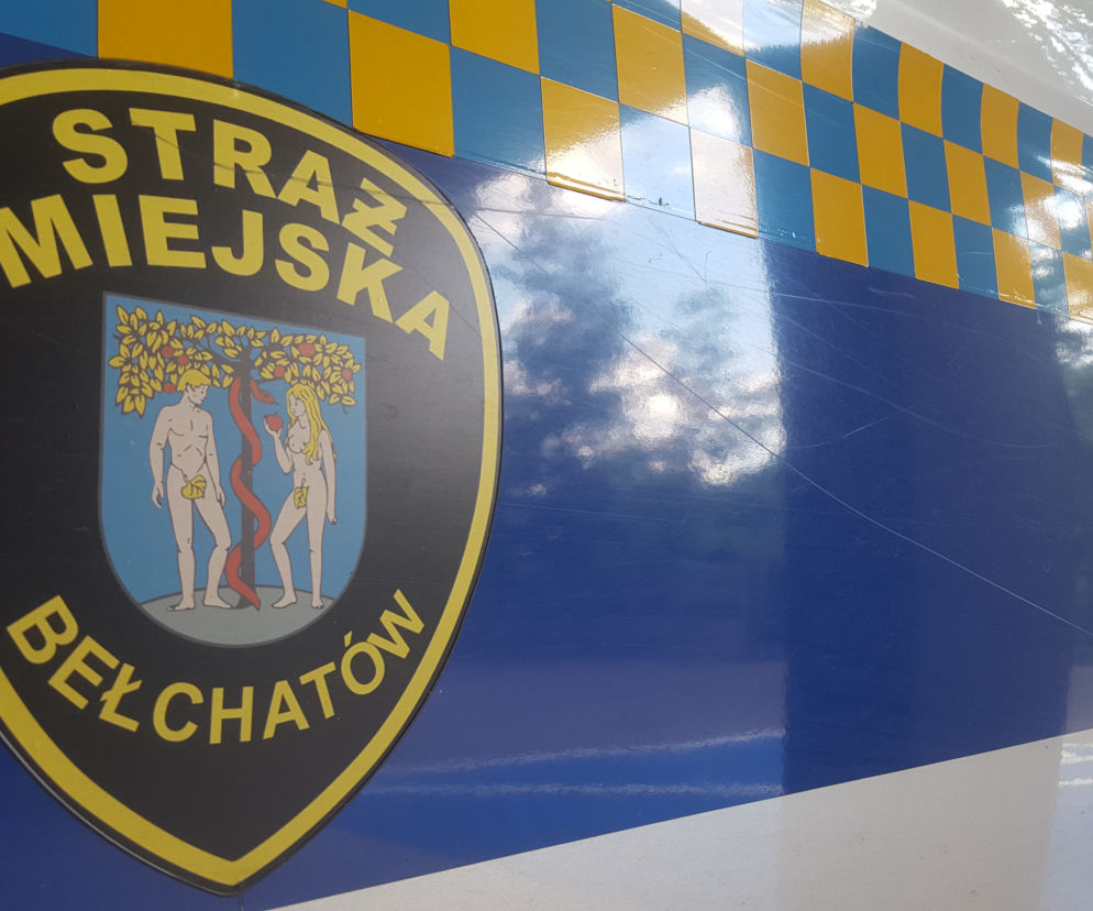 Furiat rzucał krzesłami ogrodowymi na środek ulicy w centrum Bełchatowa. Miał przy sobie dopalacze