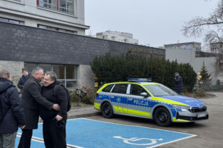 Ulice obstawione radiowozami, policjanci na ulicach. Co się dzieje w Warszawie?