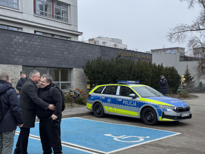 Ulice obstawione radiowozami, policjanci na ulicach. Co się dzieje w Warszawie?