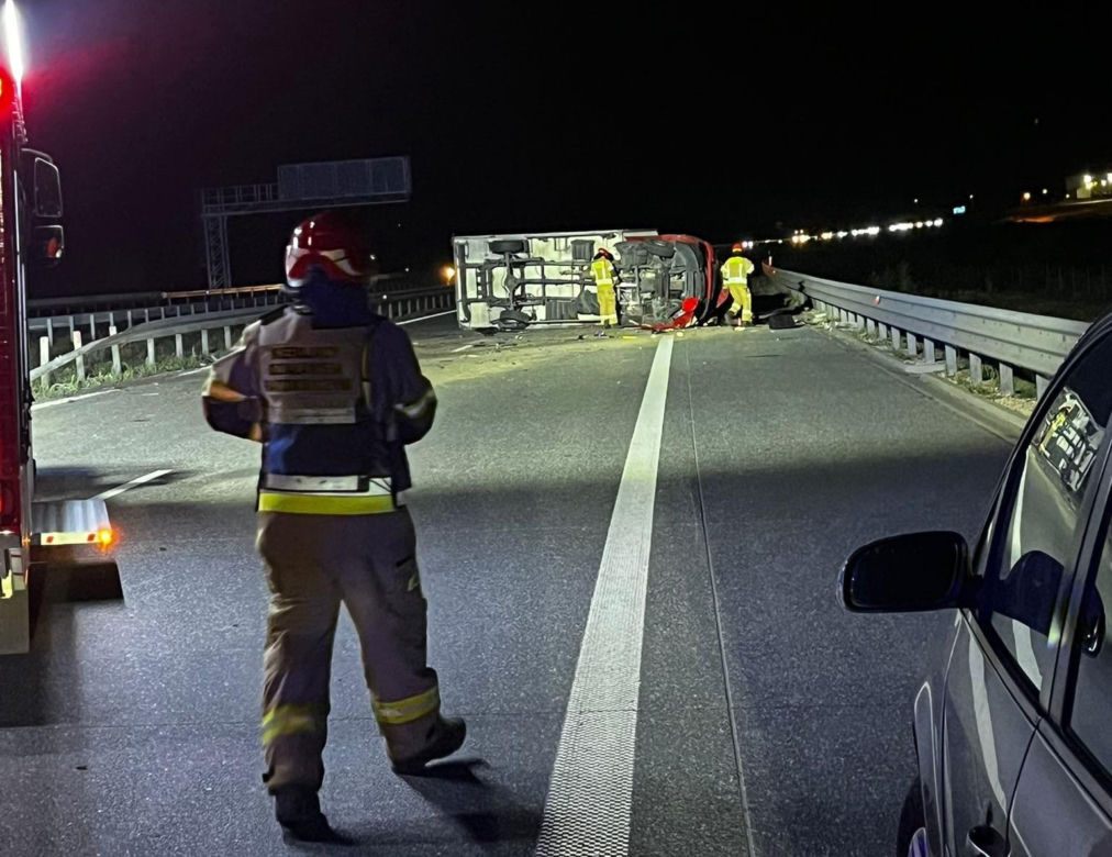 Wypadek na autostradzie A1. Dachował dostawczak