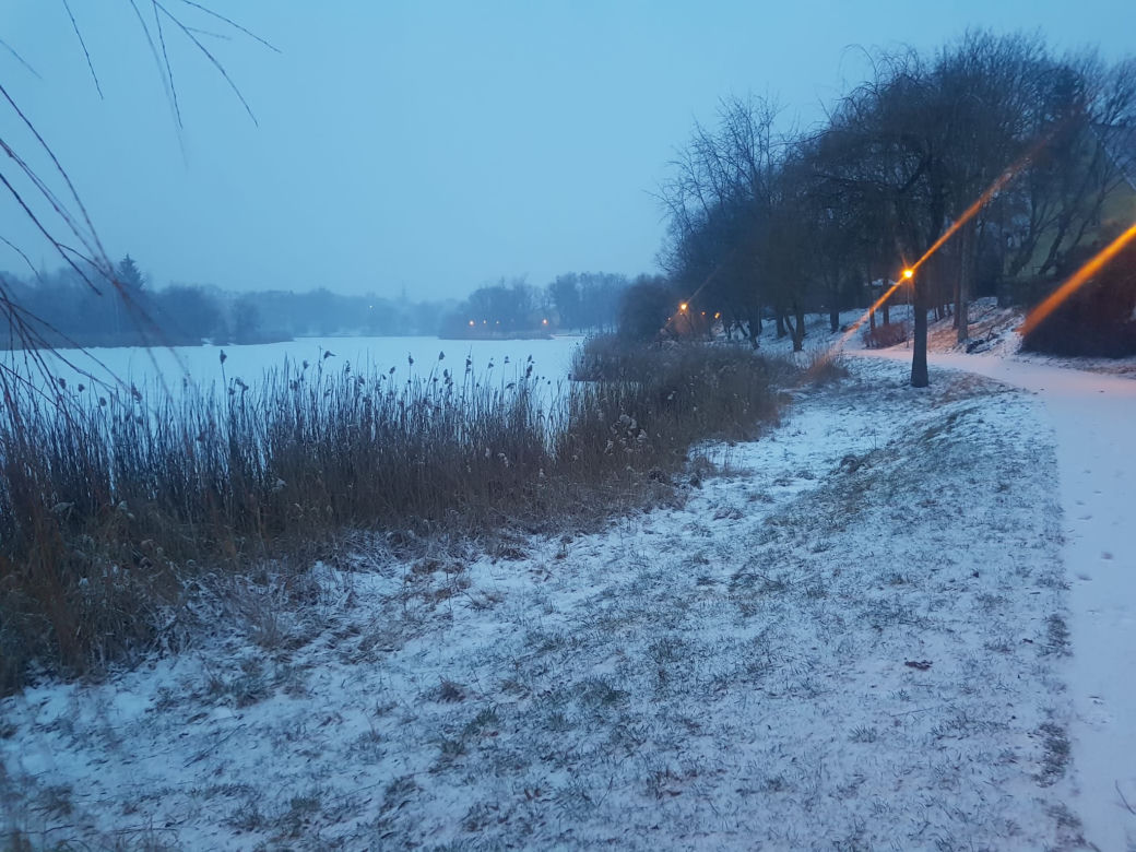 Zima zaatakowała w Olsztynie. Sypie śnieg, na drogach ślisko [ZDJĘCIA]