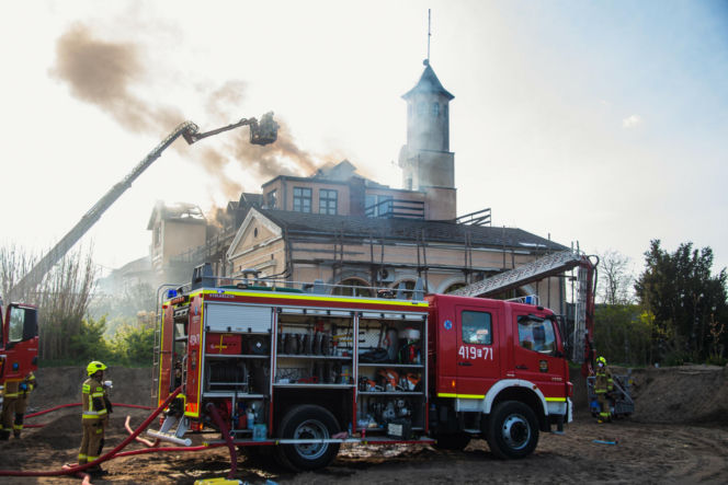 Płonie zabytkowy pałac w Lubuskiem! Gigantyczna akcja straży pożarnej