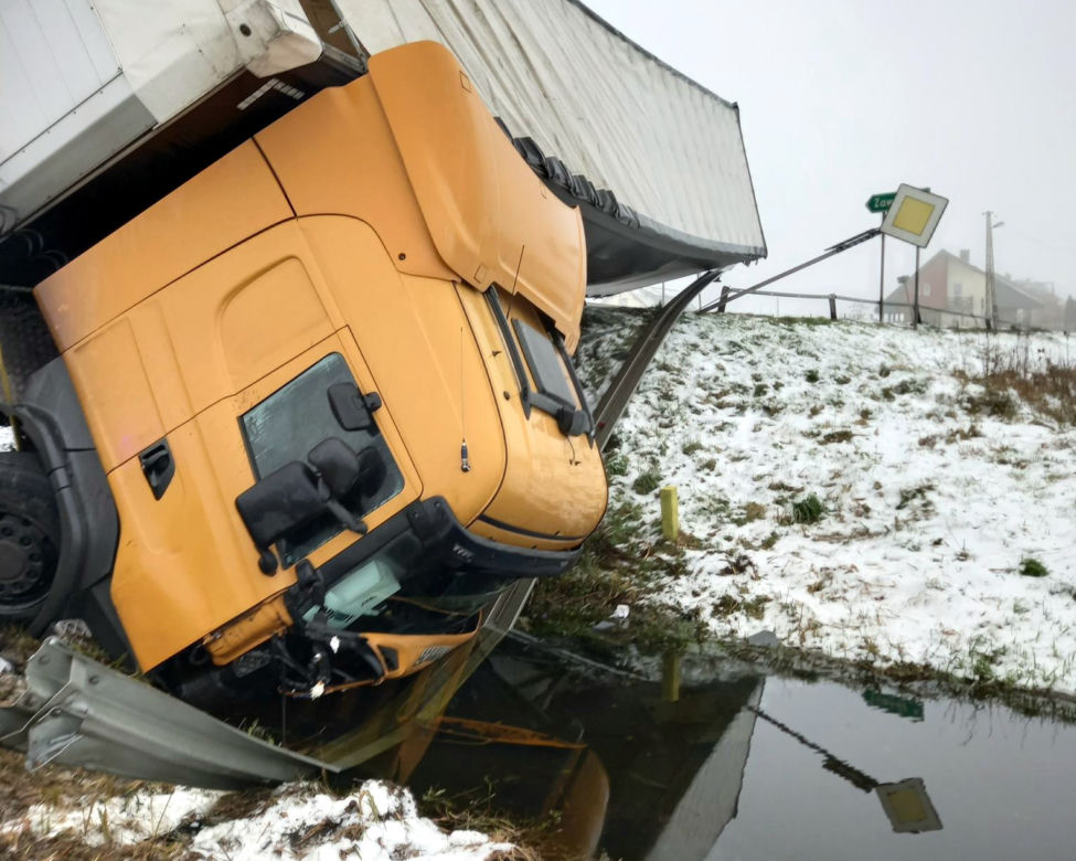 Turza Wielka. ROZBIŁ bariery i wpadł do rzeki! Co zrobił kierowca scanii? [ZDJĘCIA]