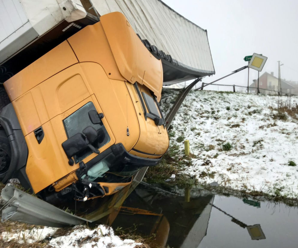 Turza Wielka. ROZBIŁ bariery i wpadł do rzeki! Co zrobił kierowca scanii? [ZDJĘCIA]
