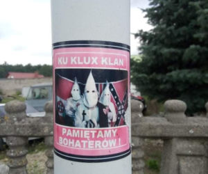 Homofobiczne naklejki i plakaty oraz nazistowskie znaki w Dąbczu