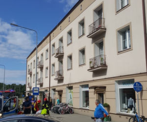 Tragiczny wypadek w centrum Szczecinka. Mężczyzna wypadł z balkonu