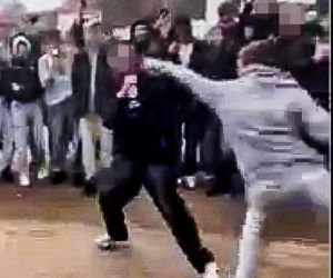 Uczniowie urządzili sobie „ustawkę” pod szkołą! Bójka na oczach tłumu. Nagrania trafiły do sieci