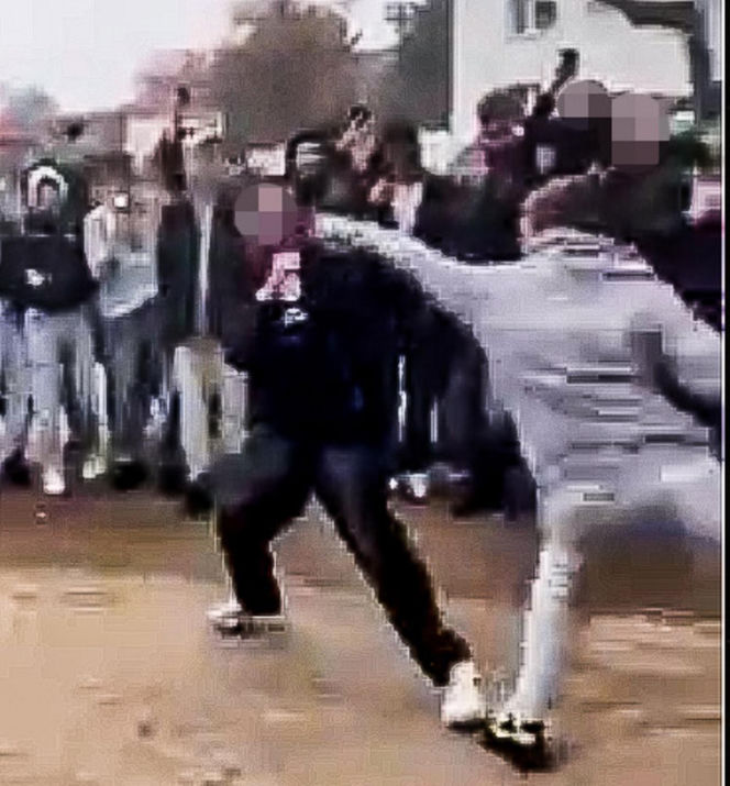 Uczniowie urządzili sobie „ustawkę” pod szkołą! Bójka na oczach tłumu. Nagrania trafiły do sieci