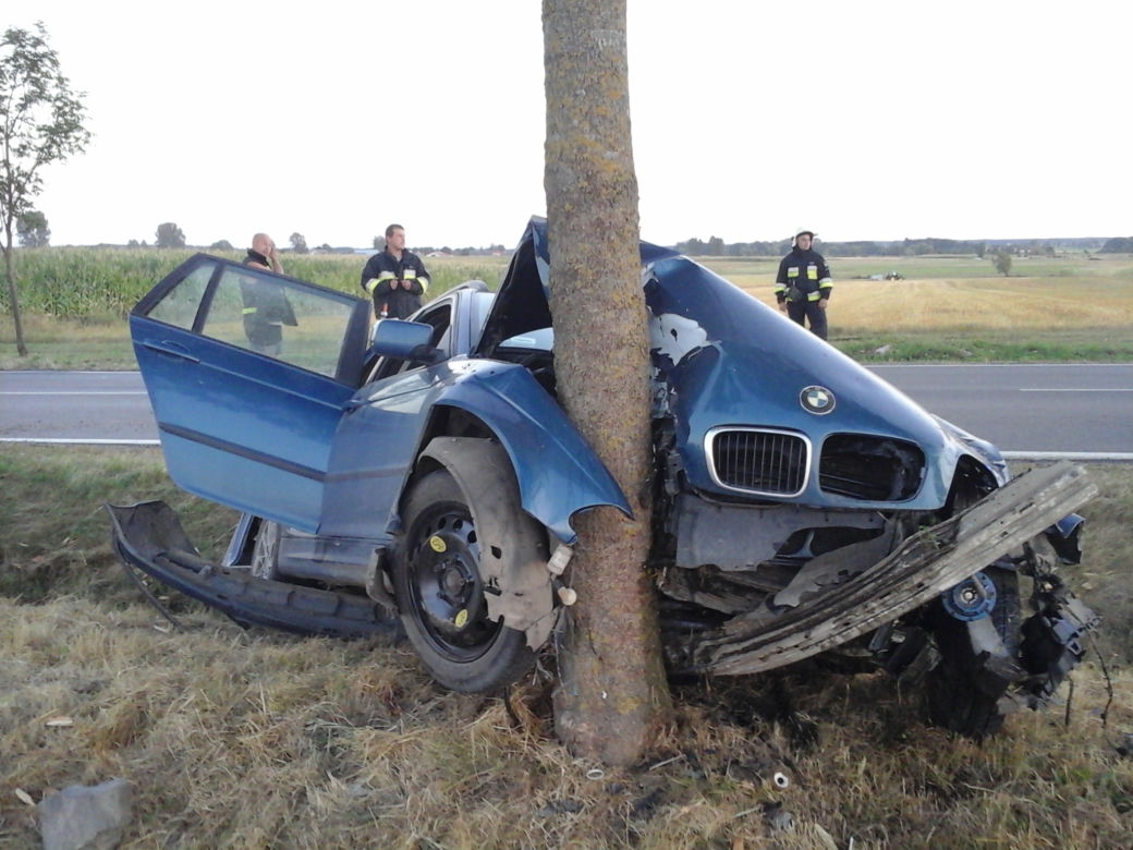 Kierowca BMW wypadł z drogi na zakręcie. Samochód uderzył w drzewo [ZDJECIA]