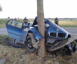 Kierowca BMW wypadł z drogi na zakręcie. Samochód uderzył w drzewo [ZDJECIA]