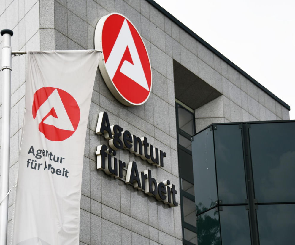 Budynek Federalnej Agencji Pracy w Niemczech z logo i flagą instytucji. O sporze o zasiłki przeczytasz na SE Superbiz.