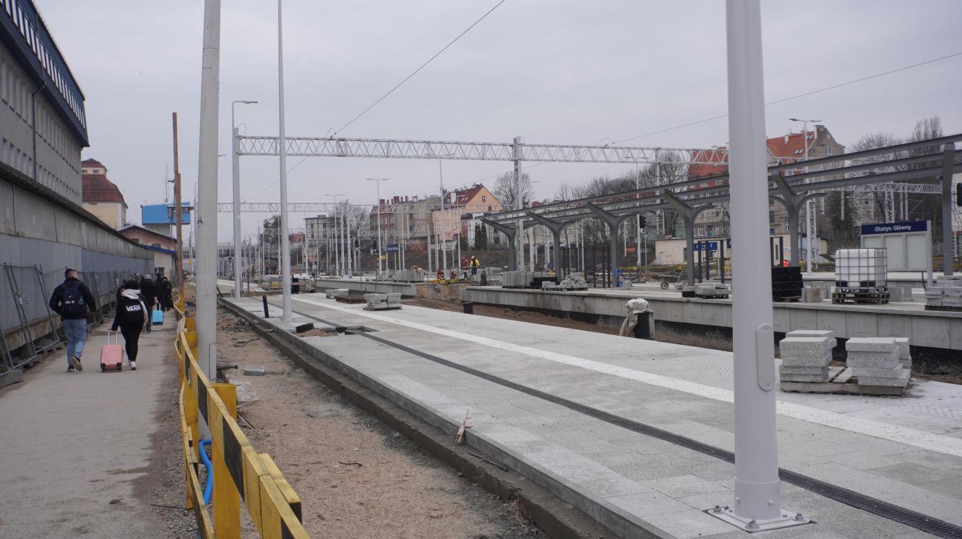 Dworzec Olsztyn Główny coraz bliżej. Postępują prace przy budynku oraz na peronach