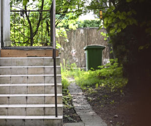 Smutny widok domu Kaczyńskiego. Willa na Żoliborzu się sypie