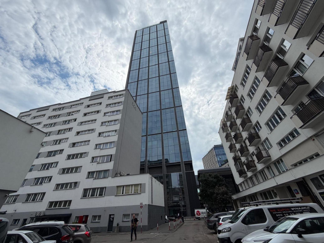 Potężna szyba runęła z Varso Tower! Co się dzieje z najwyższym wieżowcem w UE?