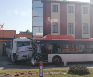 Pilne! Wypadek na al. Rejtana! Autobus staranował przystanek. Są ranni! 