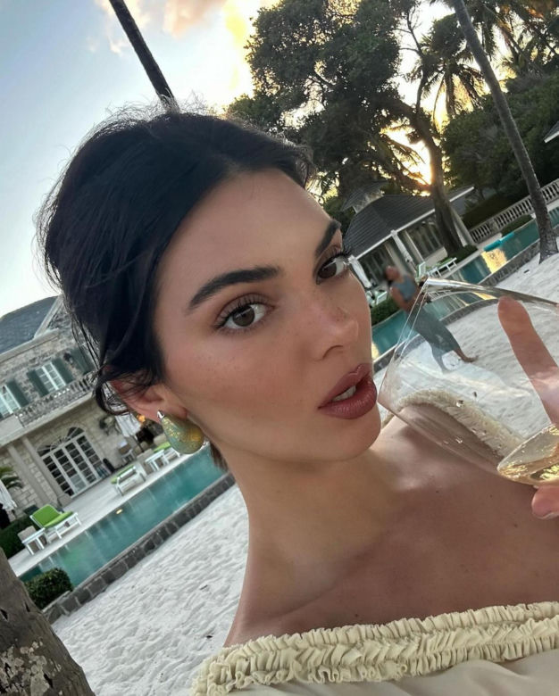 Błysnęła biustem na Barbadosie! Najdroższa modelka porzuciła stanik