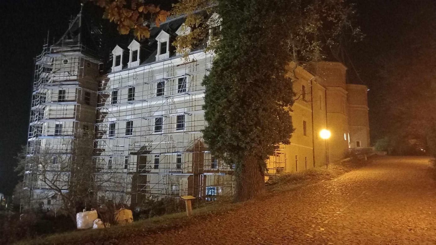 Zamek w Gołuchowie: zdjęcia dziedzińca i południowej ściany zamku przed i po remoncie
