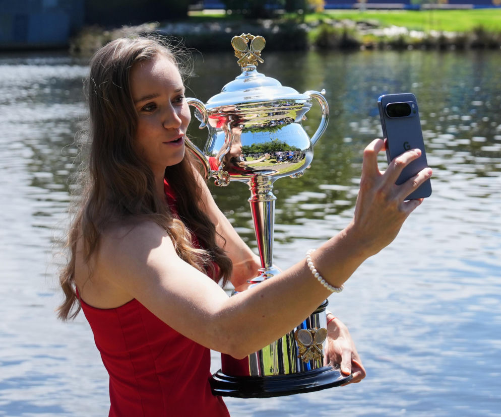 Jelena Rybakina, sesja z pucharem mistrzyni Australian Open