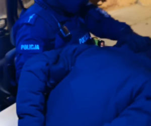 Białystok. Sąsiedzi zwołali się na klatce schodowej i ZŁAPALI 27-latka na gorącym uczynku