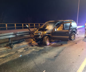 Wypadek na małej obwodnicy Iławy. Duże zniszczenia, kierowca bez prawa jazdy
