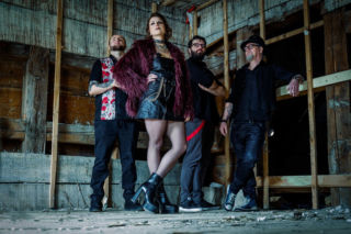 Kwiaty, które mają przerwać milczenie. Koszaliński zepsół Anher z nowym singlem