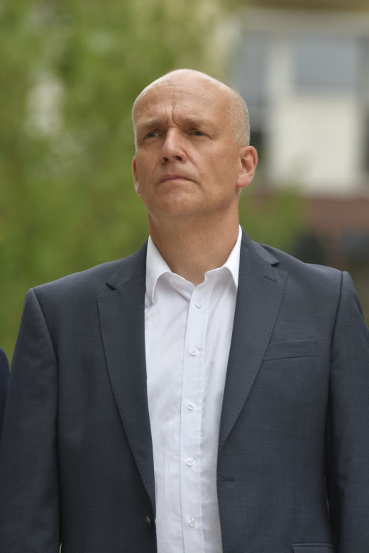 Radny miasta Piotr Żbikowski też zadumany