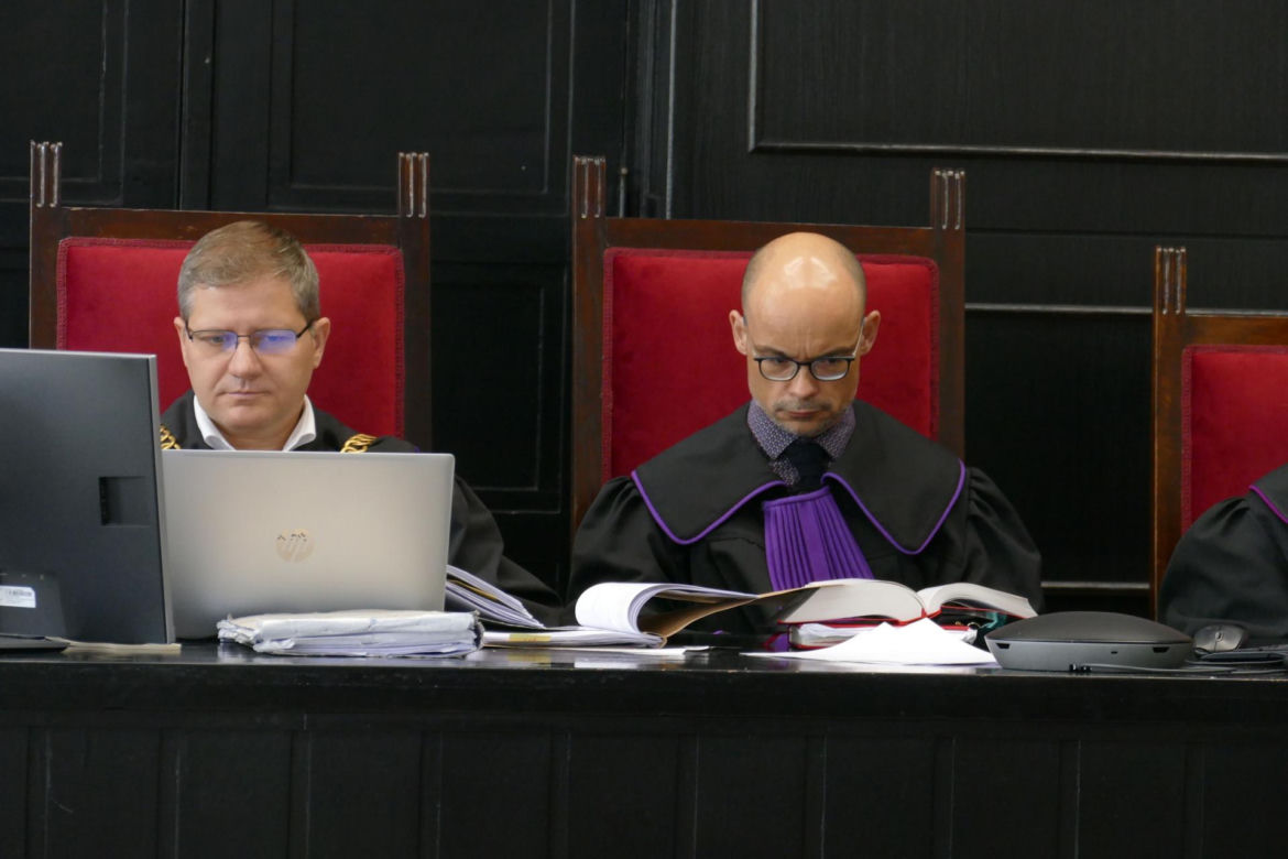 Rozbił auto o betonowy płot. Jego partnerka cudem uszła z życiem. Czy to była próba zabójstwa