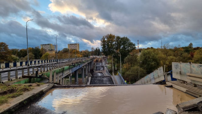 Efekt domina na placu budowy. Dlaczego 220-metrowy wiadukt gwałtownie zapadł się do rzeki?