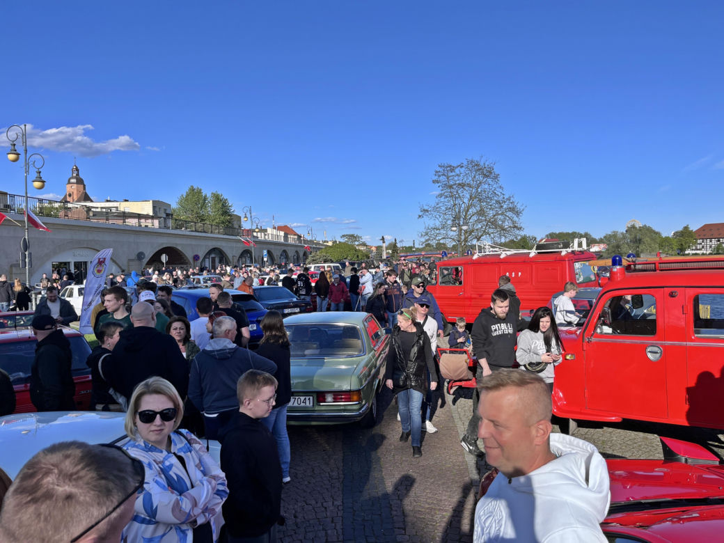 Zlot miłośników klasycznych samochodów w Gorzowie