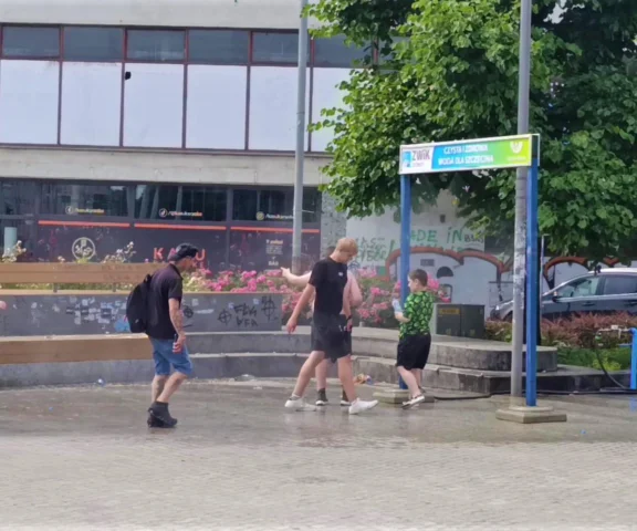 Mordercze upały sprawiły, że miasto wymarło. Puste ulice, parki i sklepy