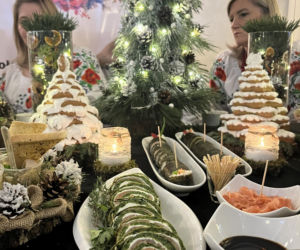 XX Dożynki Rybackie pod Lublinem. Goście ustawiali się w kolejce po rybne specjały