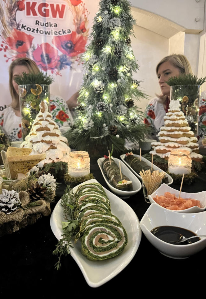 XX Dożynki Rybackie pod Lublinem. Goście ustawiali się w kolejce po rybne specjały