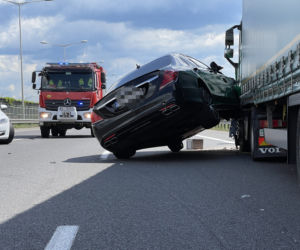 Jaguar stracił koła, mercedes wbił się w ciężarówkę. Spektakularne zderzenie na S8 w Warszawie