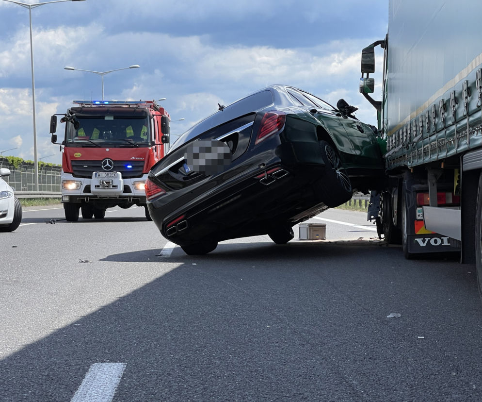 Jaguar stracił koła, mercedes wbił się w ciężarówkę. Spektakularne zderzenie na S8 w Warszawie