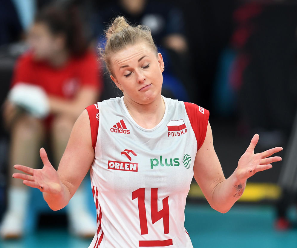 Siatkarka Joanna Wołosz z numerem 14 rozkłada ręce w geście bezradności. O burzy w reprezentacji czytaj na SE Supersport.